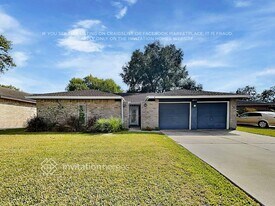 2415 Pilgrims Bend Dr in Friendswood, TX - Building Photo