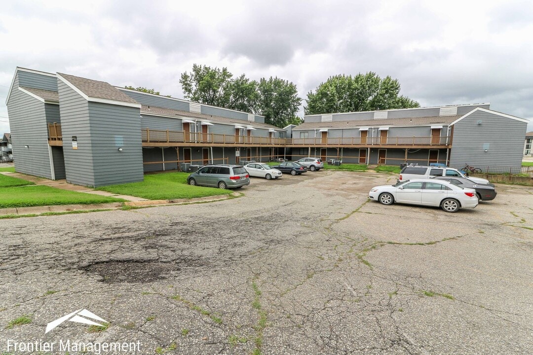 1500 McCain Ln in Manhattan, KS - Building Photo