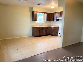 657 E 4th St in Yorktown, TX - Building Photo - Building Photo