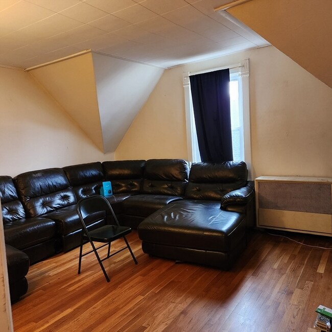 213 Lincoln St, Unit 3 in Worcester, MA - Foto de edificio - Building Photo