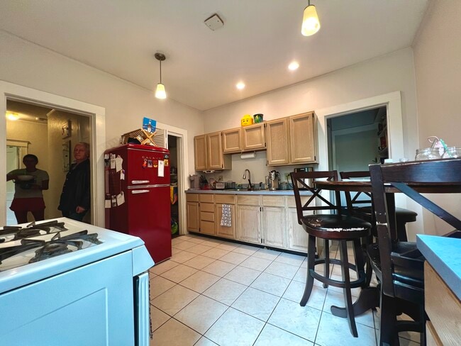 164 Thorndike St, Unit 2 in Brookline, MA - Foto de edificio - Building Photo