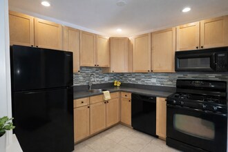 16W540 87th St, Unit 9-201 in Willowbrook, IL - Building Photo - Building Photo