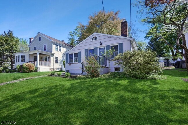 32 Center St in Bernardsville, NJ - Building Photo - Building Photo