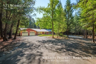 421 Norwood Ln in Grants Pass, OR - Building Photo - Building Photo
