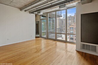 700 W Van Buren in Chicago, IL - Building Photo - Building Photo
