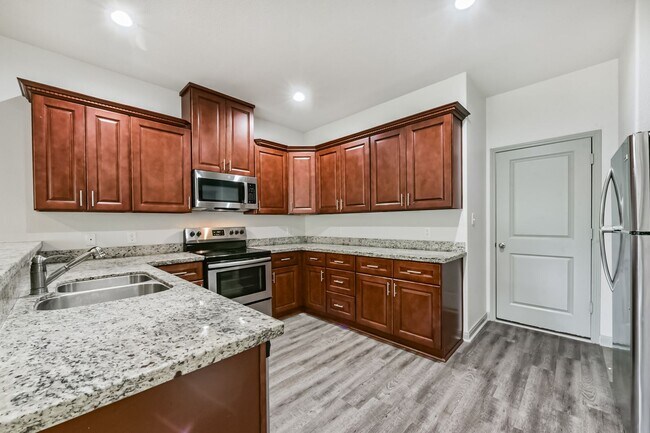 914 Shady Ln in Conroe, TX - Foto de edificio - Building Photo