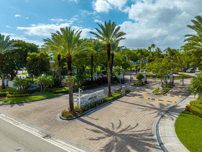 The Enclave At Doral in Doral, FL - Foto de edificio - Building Photo