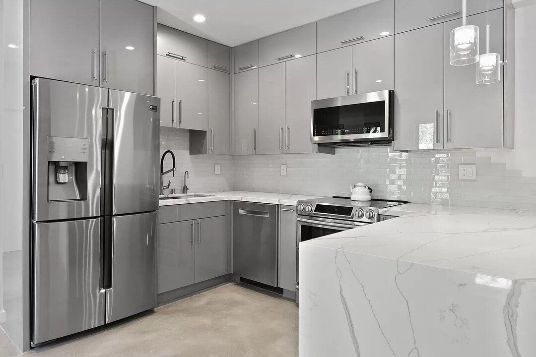 9682 Yoakum Dr in Beverly Hills, CA - Building Photo