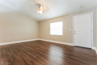 1060 Elaine St in Venice, FL - Building Photo - Building Photo