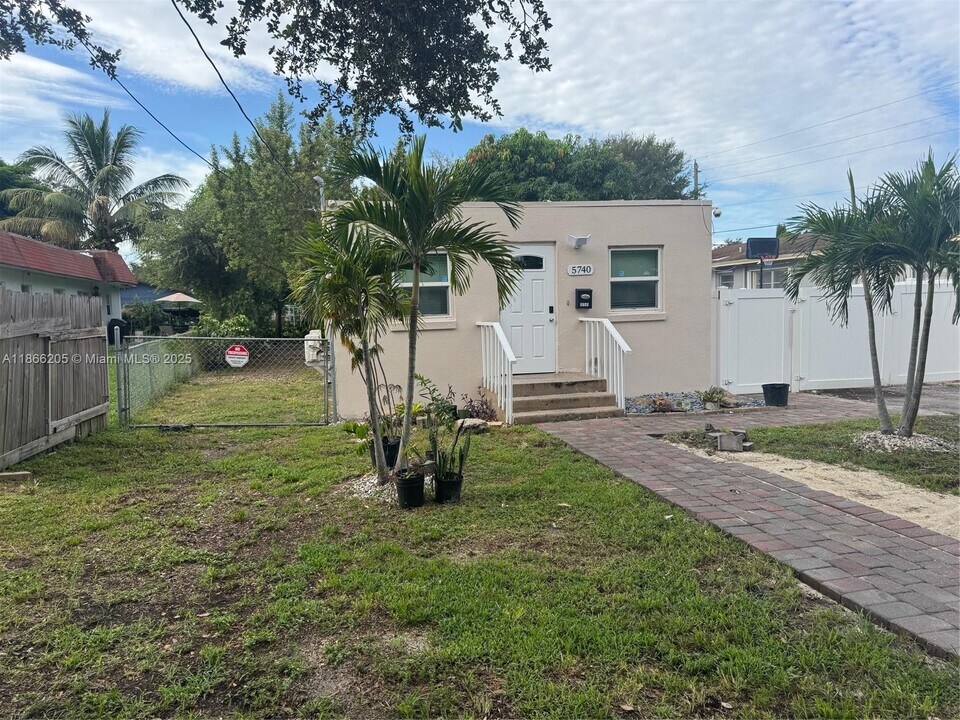 5740 Buchanan St in Hollywood, FL - Building Photo