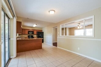 102 Laguna Ct in Sanford, FL - Building Photo - Building Photo