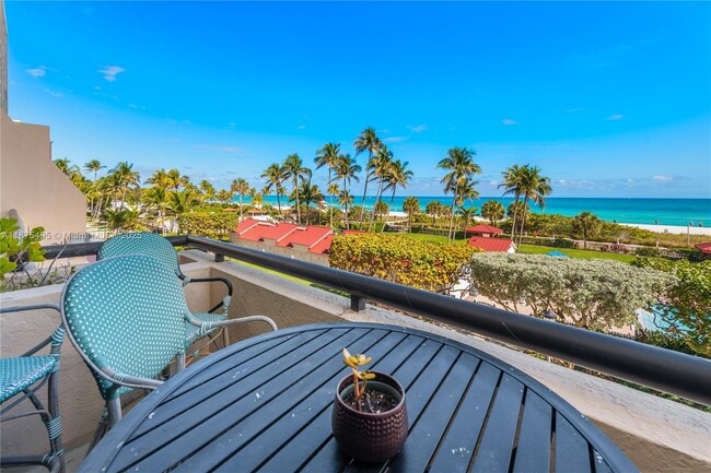 2555 Collins Ave in Miami, FL - Foto de edificio - Building Photo