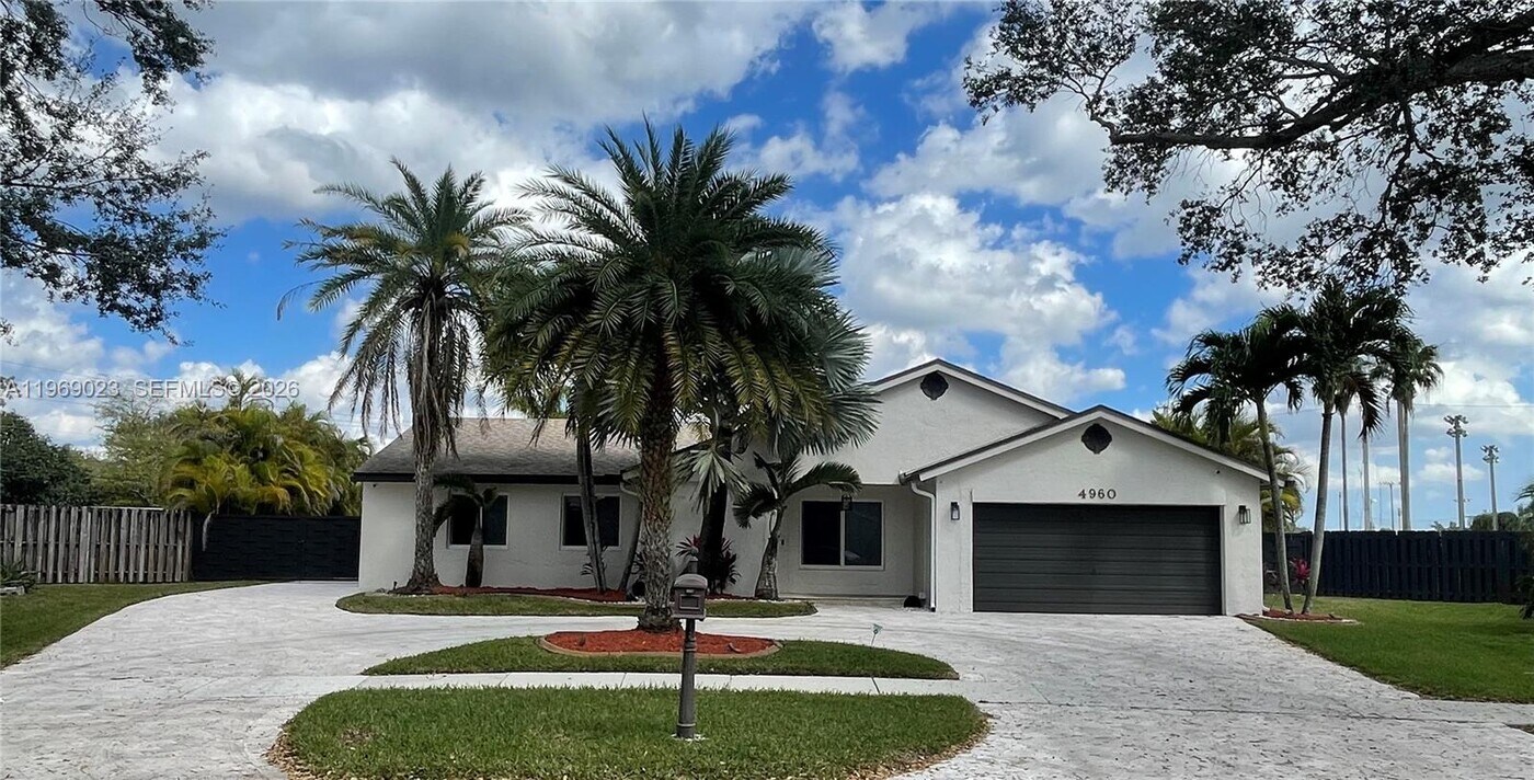 4960 SW 119th Ave in Cooper City, FL - Building Photo