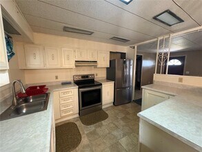 1018 Southland Dr in Tavares, FL - Foto de edificio - Building Photo