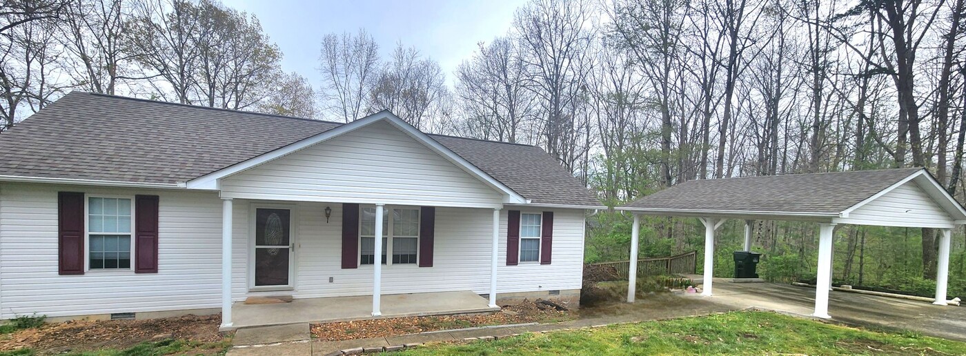 223 Bob White Dr in Crossville, TN - Building Photo