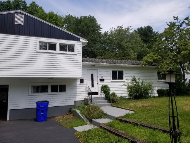 80 Whitehill Dr in West Hartford, CT - Building Photo - Building Photo