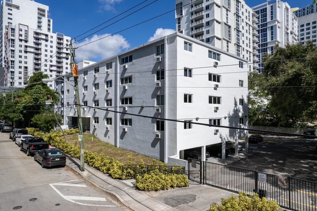 143 SW 9th St in Miami, FL - Building Photo