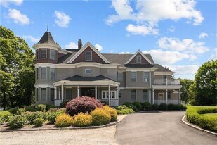 567 Bristol Ferry Rd in Portsmouth, RI - Building Photo