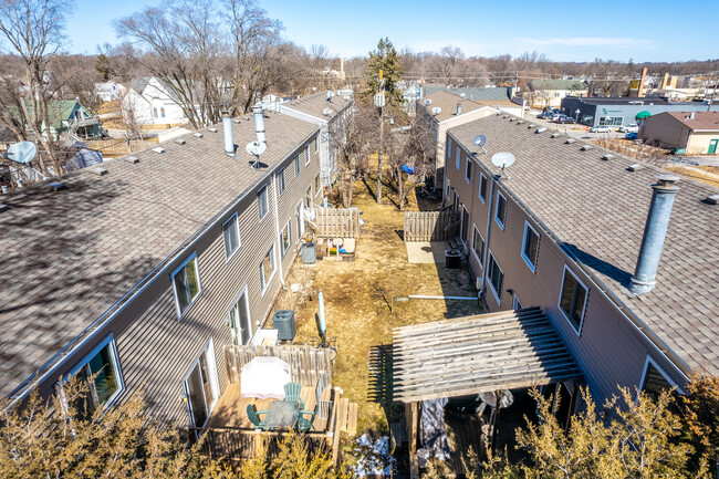 Cedar Village Townhomes in West Des Moines, IA - Building Photo - Building Photo