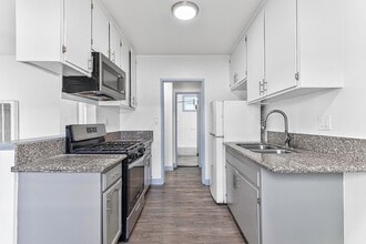 210 E 29th St, Unit 17 in Long Beach, CA - Building Photo - Building Photo