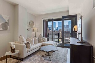 Circa 922 in Chicago, IL - Building Photo