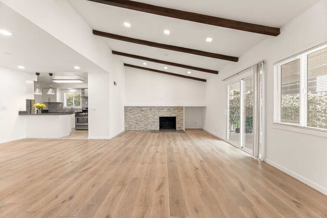 5700 Vanalden Ave in Tarzana, CA - Foto de edificio