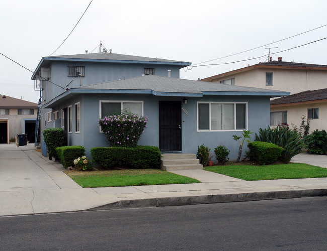 12300 Manor Dr in Hawthorne, CA - Foto de edificio - Building Photo