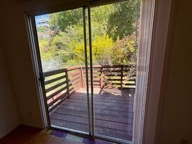 8522 MacArthur Blvd, Unit A in Oakland, CA - Building Photo