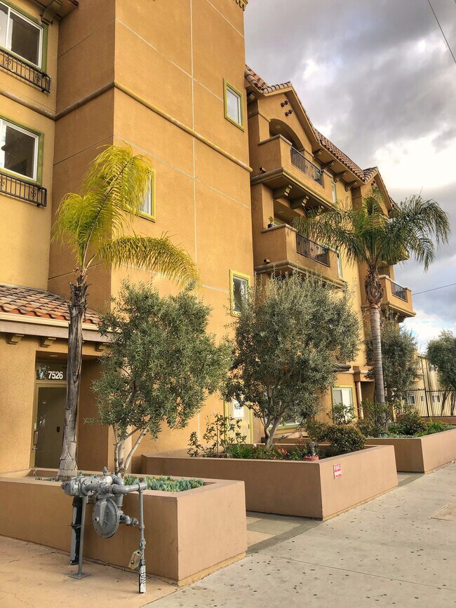 7526 N Laurel Canyon Blvd in North Hollywood, CA - Building Photo - Building Photo