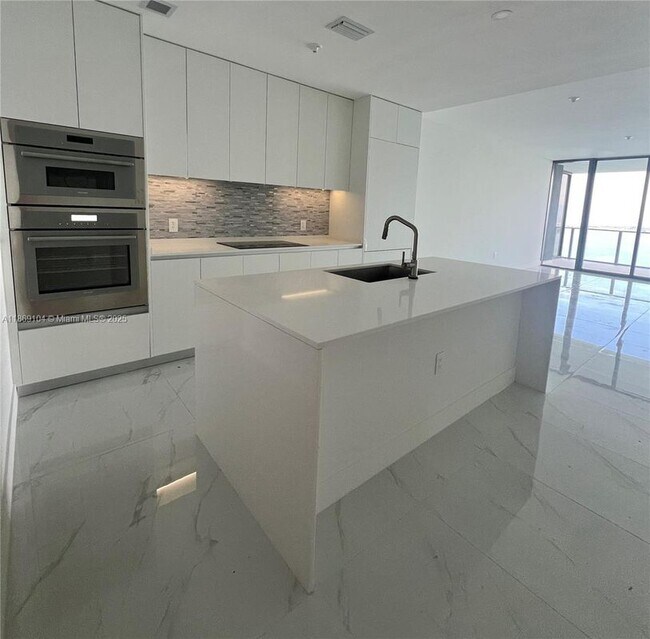 700 NE 24th St in Miami, FL - Building Photo - Building Photo