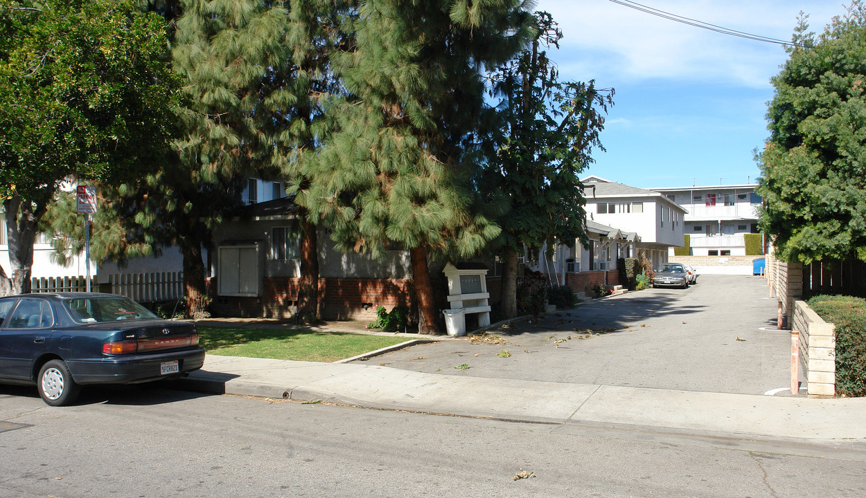 14547 Hartland St in Van Nuys, CA - Building Photo