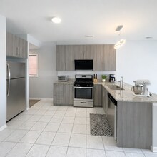 2413 W Taylor St in Chicago, IL - Foto de edificio - Building Photo