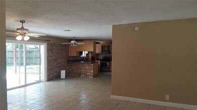 11123 Hazelhurst Dr in Houston, TX - Foto de edificio - Building Photo