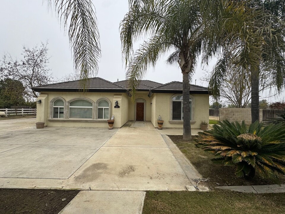 5553 Bussell Rd in Bakersfield, CA - Building Photo