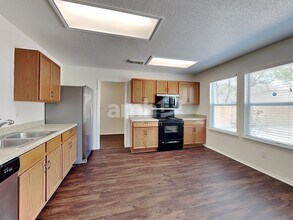 10423 Manor Crk in San Antonio, TX - Foto de edificio - Building Photo