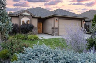 21302 NE Brooklyn Ct, Unit Mountain Room in Bend, OR - Building Photo