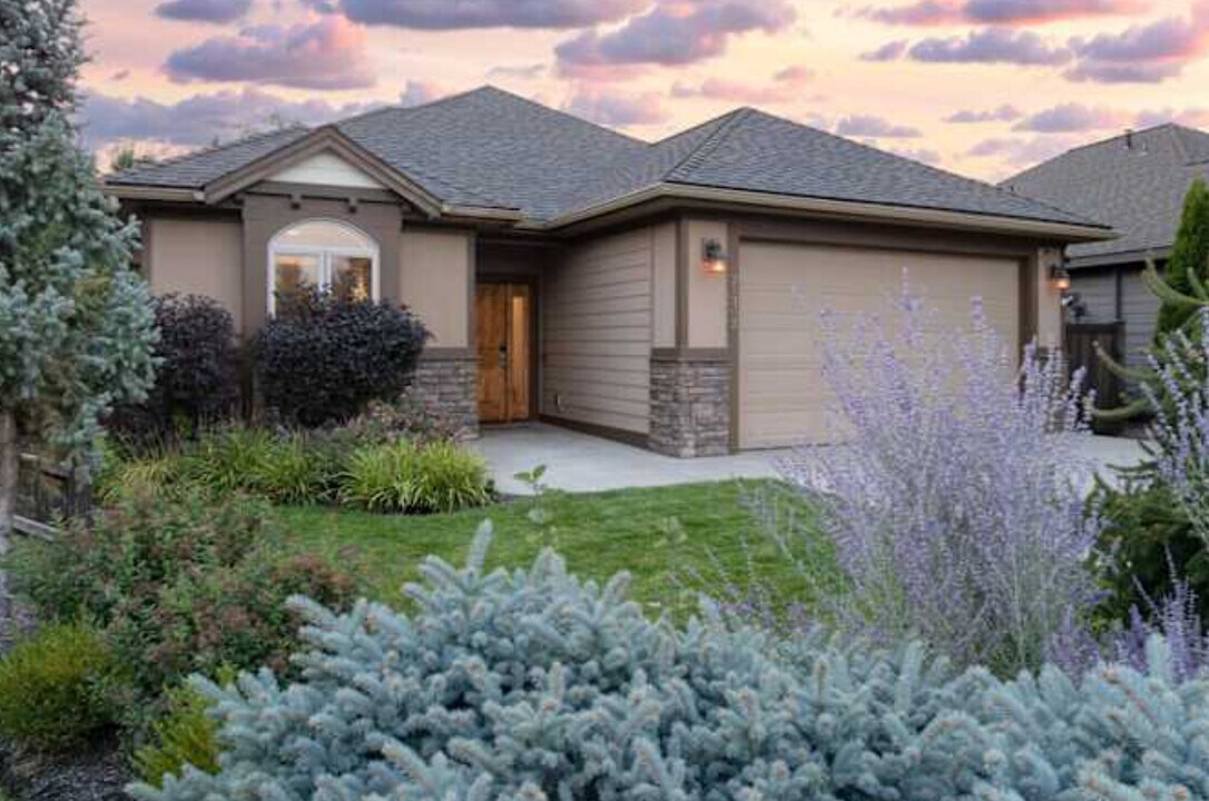 21302 NE Brooklyn Ct, Unit Mountain Room in Bend, OR - Foto de edificio