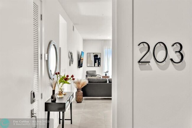 2100 Miami Rd in Fort Lauderdale, FL - Building Photo - Building Photo