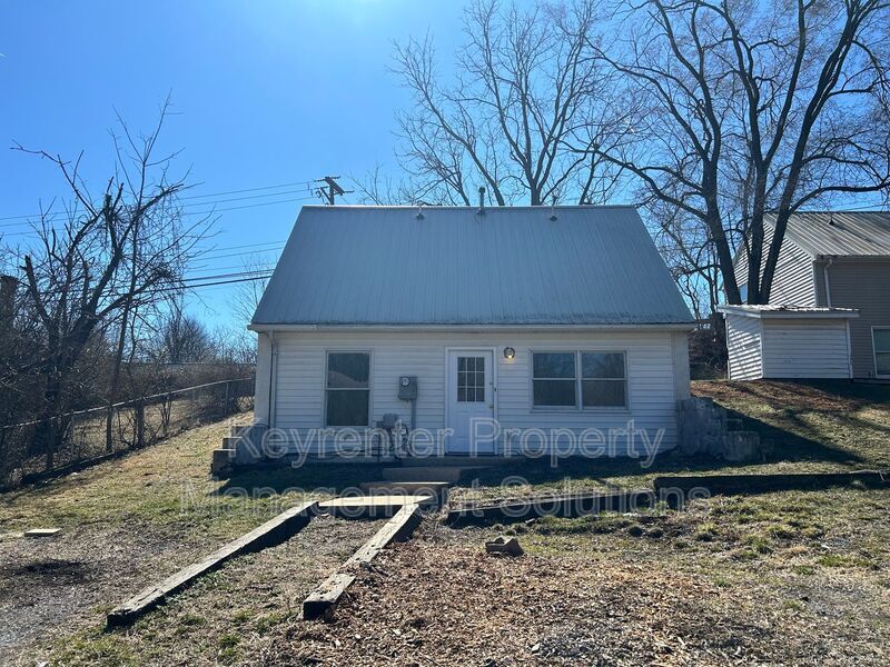 857 B St in Waynesboro, VA - Building Photo