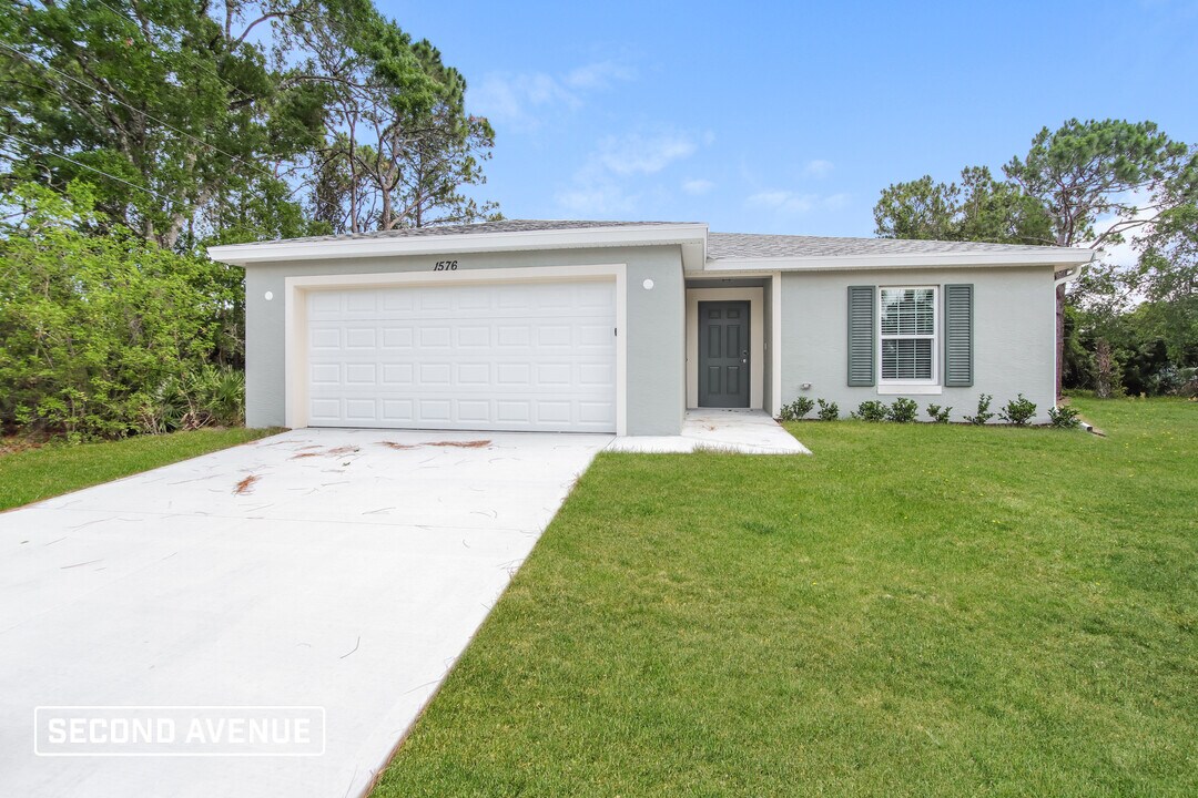 1576 Summit Rd in Palm Bay, FL - Foto de edificio