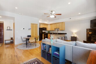 2350 N Kedzie Blvd in Chicago, IL - Building Photo - Building Photo