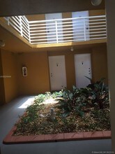 9731 Fontainebleau Blvd-Unit -F101 in Miami, FL - Foto de edificio - Building Photo