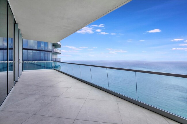 18501 Collins Ave in Sunny Isles Beach, FL - Building Photo - Building Photo