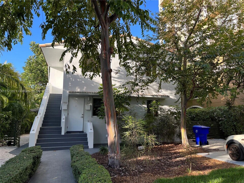 3723 SW 26th Terrace in Miami, FL - Building Photo