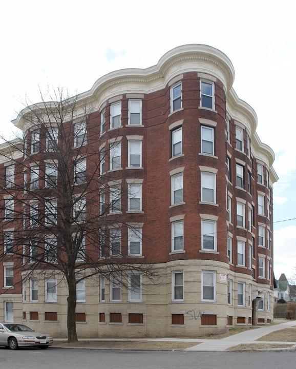 214 Pine St in Holyoke, MA - Building Photo