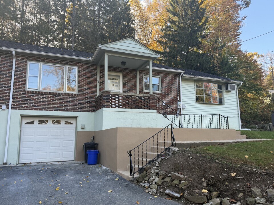 104 W Fairview St in Mohnton, PA - Building Photo