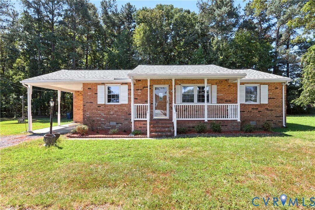 2111 Clary Rd in Petersburg, VA - Foto de edificio