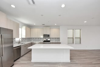 18716 Centro Main St in Shenandoah, TX - Foto de edificio - Building Photo