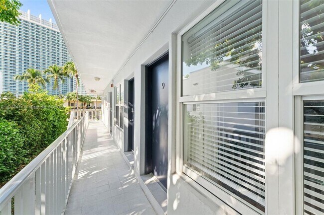 1515 West Ave in Miami Beach, FL - Foto de edificio - Building Photo