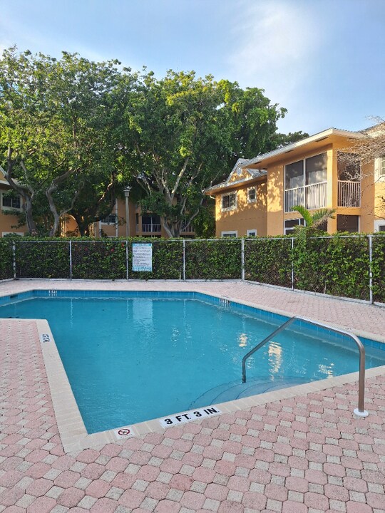 401 SE 10th St in Dania Beach, FL - Building Photo